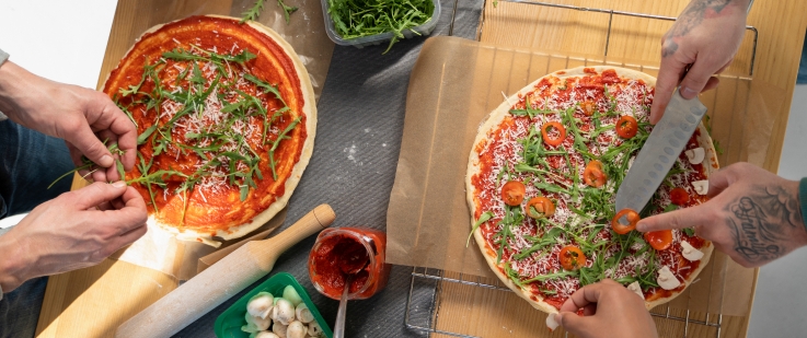 Öğle saatlerinde kendi pizzanızı yapma fırsatı sunan eğlenceli ve öğretici atölyeler düzenliyoruz. Çocuklar için özel atölyelerimiz de mevcut.