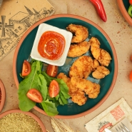 Tavuk Göğsü (250 Gr.) , Tatlı Acı Sos, Domates, Roka ile servis edilir.