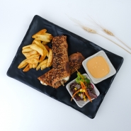 Mozzarella peyniri, et döner, cherry domates, maydanoz, domates sos, kırmızı soğan