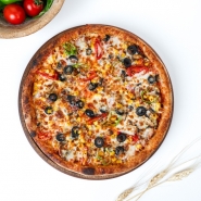 Domates Sos, Mozzarella, Sucuk, Salam, Sosis, Mantar, Köy Biberi, Çeri Domates, Mısır, Siyah Zeytin