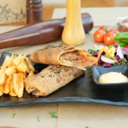 Mozzarella peyniri, et döner, cherry domates, maydanoz, domates sos, kırmızı soğan